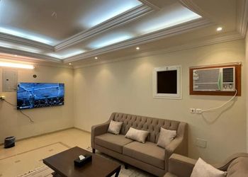 شقة بصالة مريحة وثلاث غرف نوم 