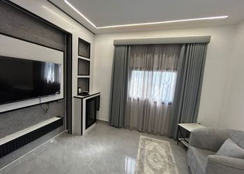 استديو بأثاث مريح وبسيط 