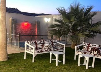 شاليه بمسطح اخضر وجلسة خارجية 
