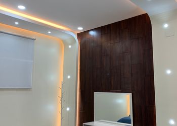 شاليه انيق ومسطح اخضر واسع