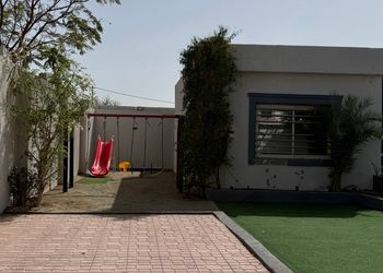 شاليه بجلسة مطله على حديقة 