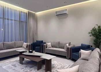 شاليه بمسطح اخضر وجلسة خارجية 