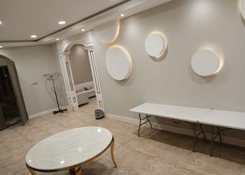 استراحة بمسطح اخضر وجلسه خارجيه