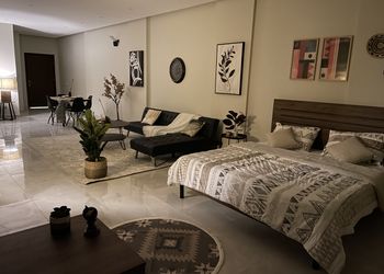 استديو بتصميم مميز وببلكونه 