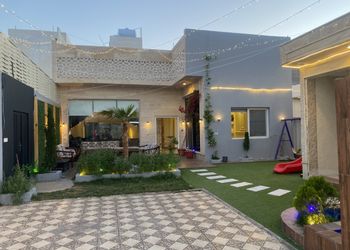 شاليه بمسطح اخضر ومسبح 