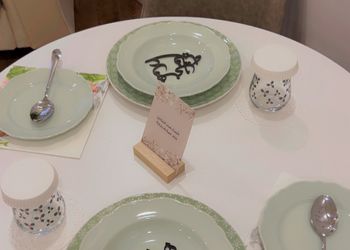 غرفة بسرير مريح وأثاث بسيط