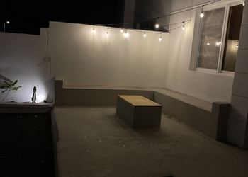 استراحة بغرفة جلوس وفناء خارجي 
