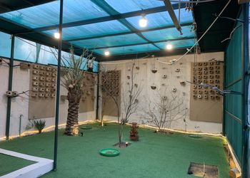 استراحة بمسطح اخضر وجلسة خارجية