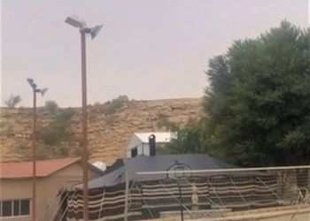 مزرعة بمسطحات خضراء وبيت شعر 
