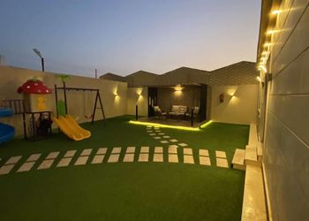 شاليه بمسطح اخضر وجلسة خارجية 