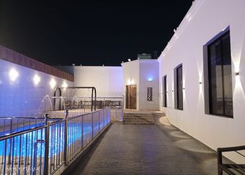 استراحة بمسطح اخضر وجلسة خارجية