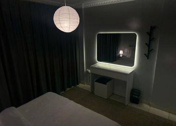 استديو بأثاث بسيط وسرير مريح 