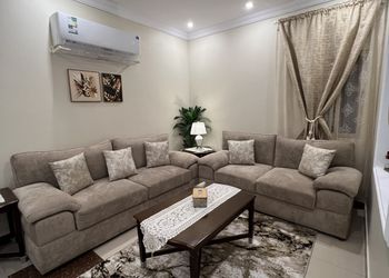 شقة بصالة وثلاث غرف نوم 