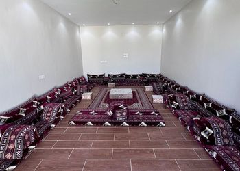 استراحة بجلسة خارجية ومسبح داخلي