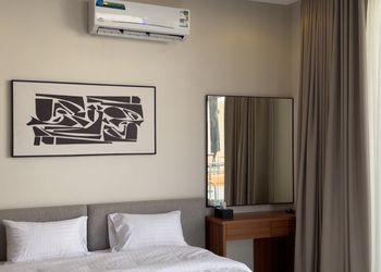 شاليه بمسطح اخضر وجلسة خارجية 