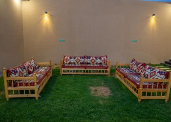 شاليه بمجلس رئيسي وطاولة طعام وغرفة نوم