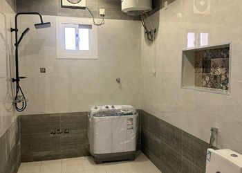شقة بصالة جلوس وثلاث غرف نوم 