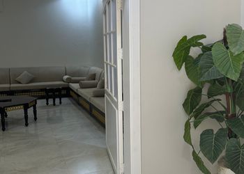 شاليه بمسطح اخضر وجلسة خارجية 