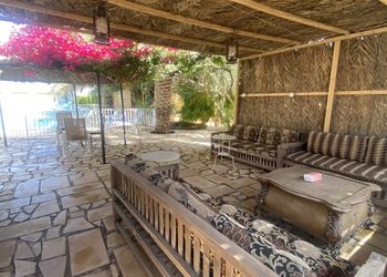 استراحة بمسبح وجلسة خارجية 