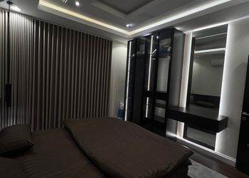شقة بصالة وثلاث غرف نوم