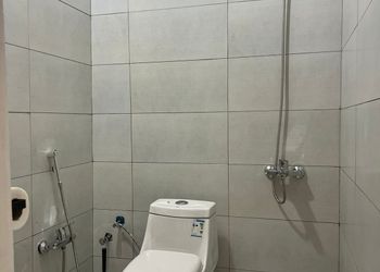 شقة بصالة وغرفة نوم وبأثاث مريح