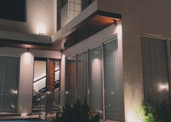 شاليه بجلسة تطل على مسبح خارجي 