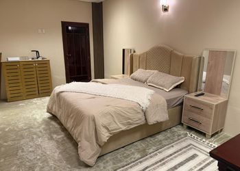 استديو بأثاث مريح وبسيط 