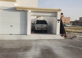 استديو بفناء خارجي ومدخل سيارة 