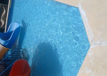 شاليه بمسطح اخضر وجلسة خارجية 