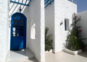 شاليه بجلسات خارجية ومسابح