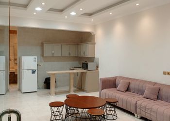 شاليه بجلسة تطل على مسبح خارجي 