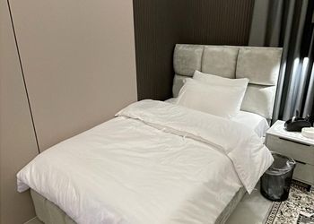 شقة بغرفة معيشة وغرفتين نوم 