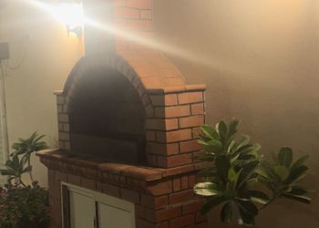 شاليه بمسطح اخضر وجلسة خارجية 