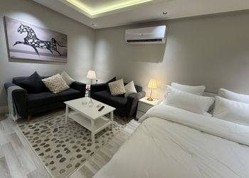 استديو بسرير ماستر وجلسة جانبية 