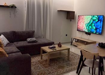 شقة بصالة مريحة ودخول ذاتي 