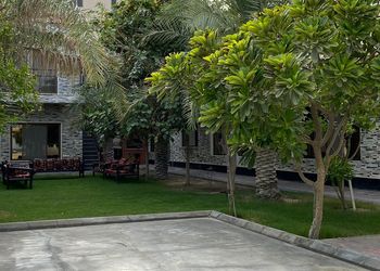 استراحة بمسطح اخضر وجلسه خارجيه