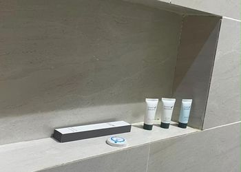 شقة بغرفة معيشة وغرفة نوم 