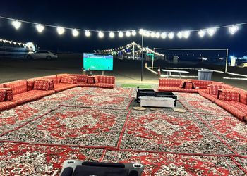 مخيم أنيق بملعب طائرة وحفرة مندي