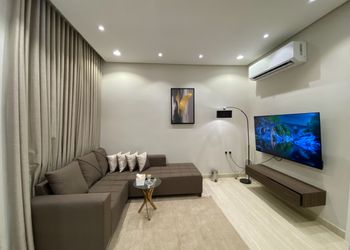 شقة بدخول ذاتي وغرفة نوم مريحة 