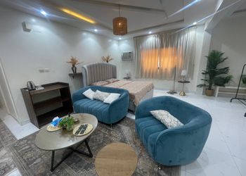 استديو بأثاث مريح وبسيط 