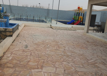 استراحة بألعاب أطفال وملعب كرة 