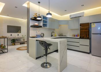 شاليه بمسطح اخضر ومسبح