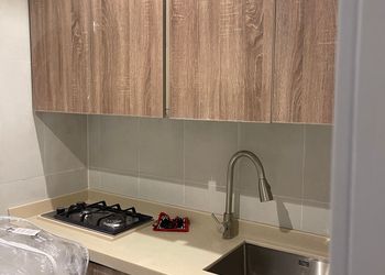 استديو بأثاث مريح وبسيط 