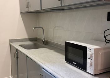 استديو بأثاث مريح وبسيط 