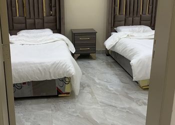 شاليه بمسطح اخضر ومسبح