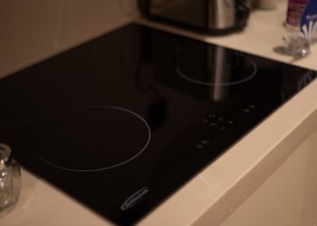 شقة بغرفة معيشة وغرفتين نوم 