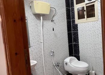 شقة بصالة وثلاث غرف نوم 
