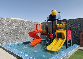 شاليه بمسبح وألعاب مائية