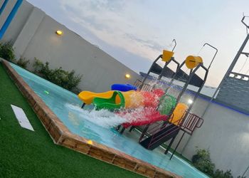 شاليه بجلسة خارجية و مسطح اخضر