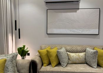 شقة بصالة أنيقة ودخول ذاتي